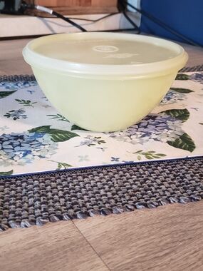 Tupperware‎ Yellow Plastic Food Storage Bowl with Lid. Vintage Circa 1946